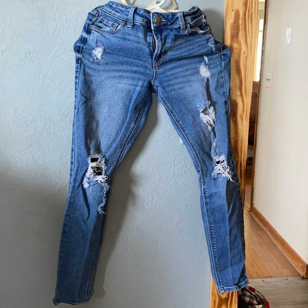 Light wash denim ripped jeans